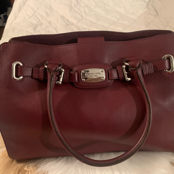MICHAEL KORS BURGUNDY BAG. - Picture 2 of 8